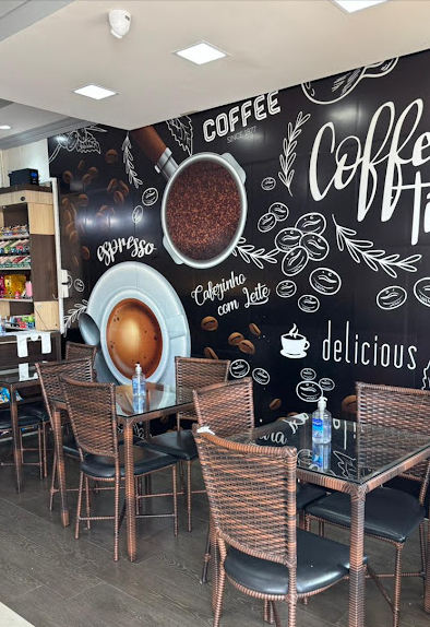 Mesas e mural de café no espaço da Horiuchi