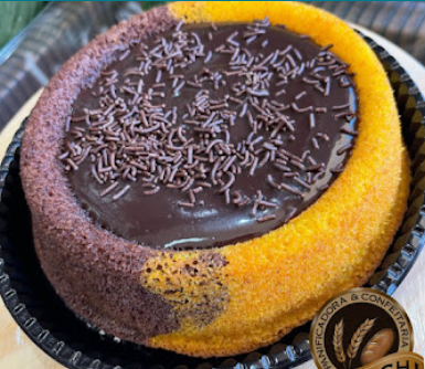 Bolo mesclado com cobertura de chocolate