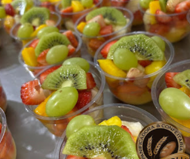 Copos de salada de frutas com kiwi, morango, uva e outras frutas